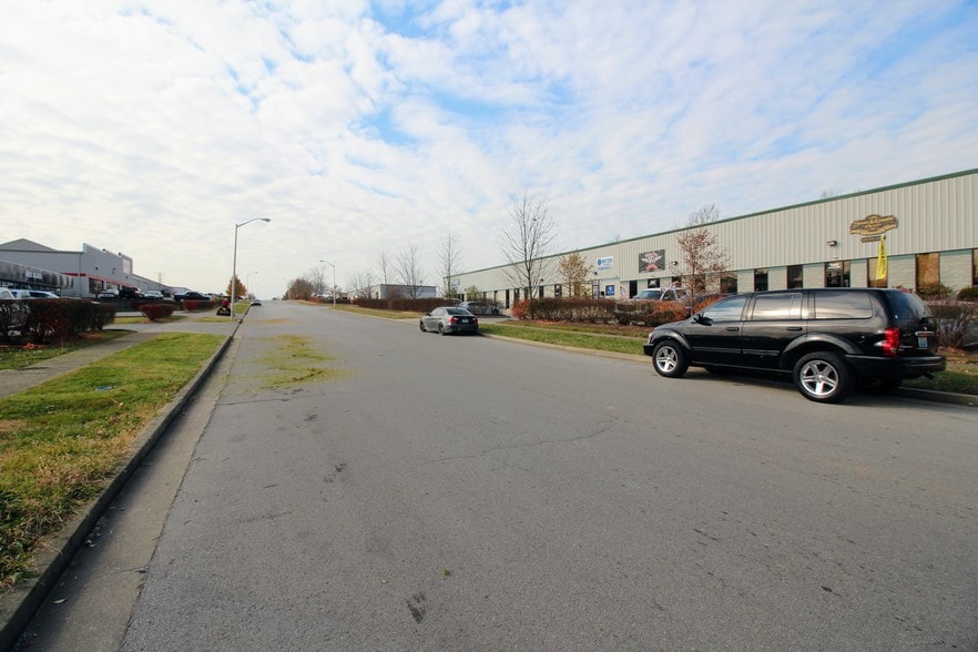 More Photos Of 1051 Floyd Dr, Lexington Flex For Lease