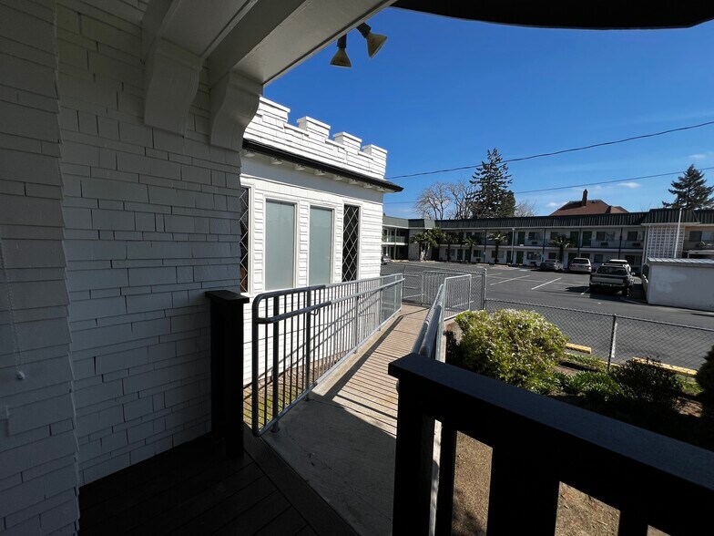 More Photos Of 1535 State St, Salem Office For Sale