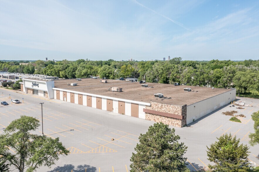 2590 Hubbell Ave, Des Moines, IA 50317 Retail For Lease