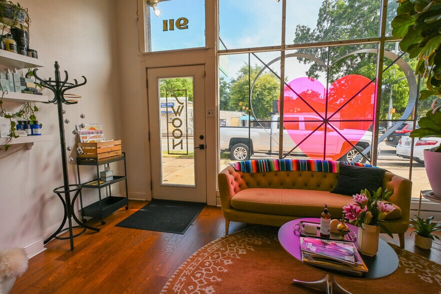 More Photos Of 911 E Cesar Chavez St, Austin Storefront For Lease