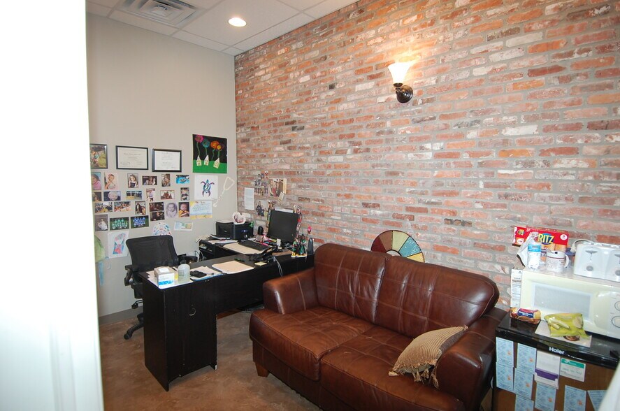 More Photos Of 217 8th Ave, Wellman Medical For Lease