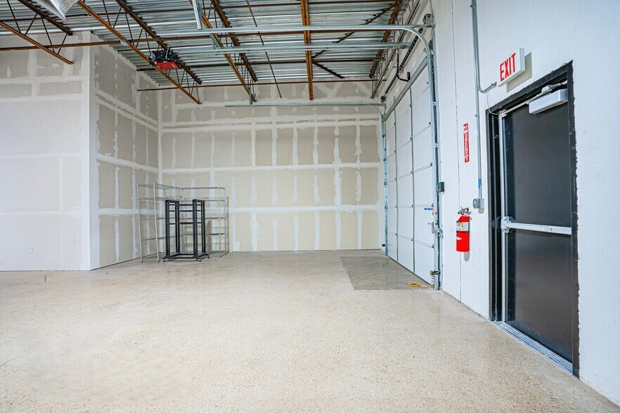 More Photos Of 3130-3140 Towerwood Dr, Farmers Branch Light Manufacturing For Lease