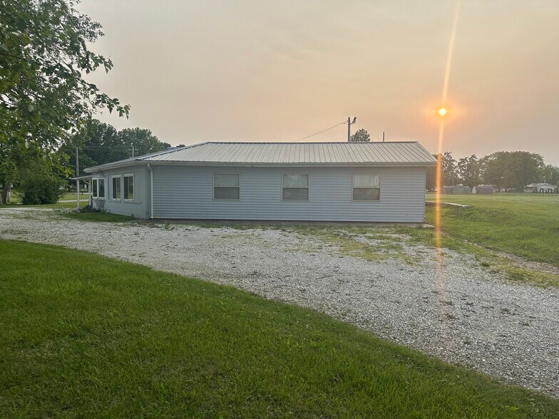 More Photos Of 309 E 1st St, Greentop General Retail For Sale