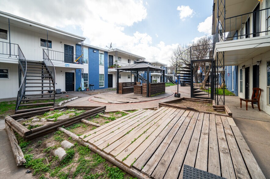 More Photos Of 122 E Crosstimbers St, Houston Apartments For Sale