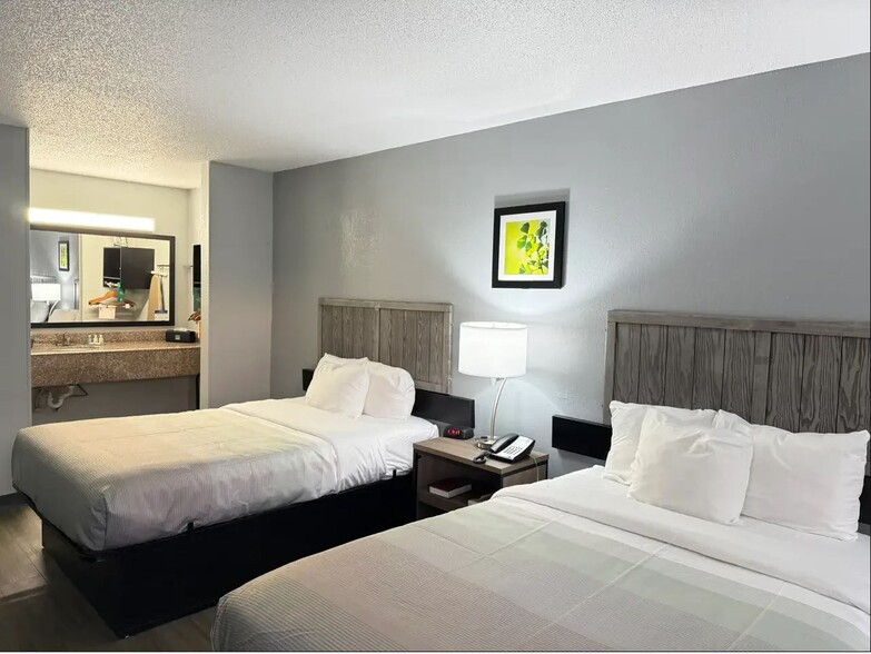 More Photos Of 3925 S Ferdon Blvd, Crestview Hotel For Sale