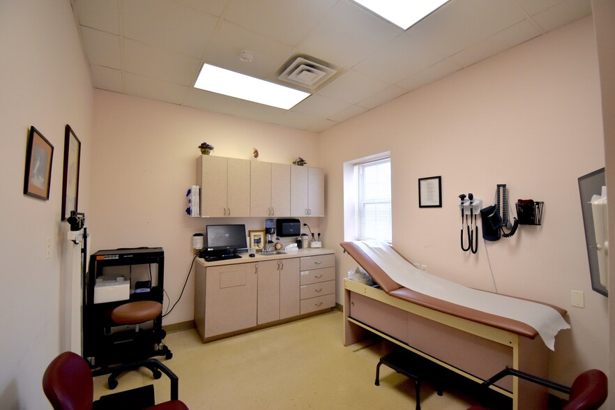 More Photos Of 581 Middle Rd, Bayport Medical For Lease