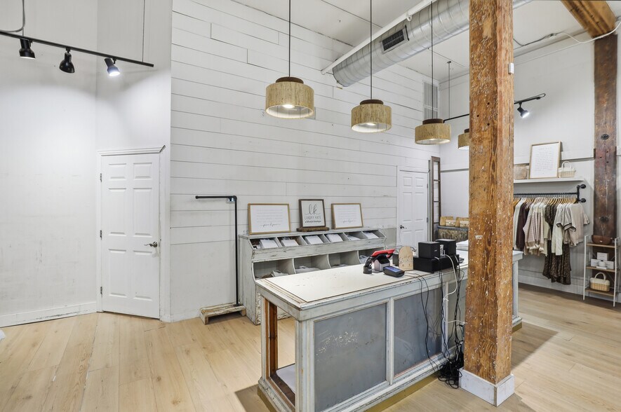 More Photos Of 101 W Louisiana St, McKinney Storefront Retail Office For Lease