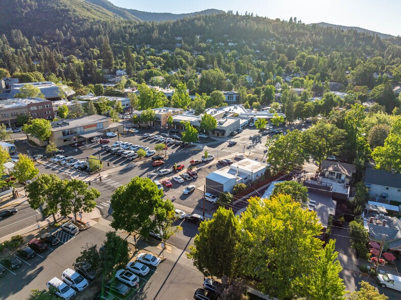 More Photos Of 75 Lithia Way, Ashland Service Station For Sale
