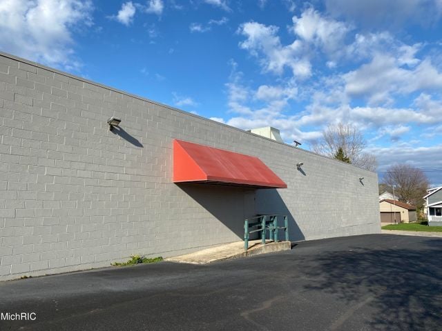 More Photos Of 113 Cypress St, Manistee Freestanding For Lease