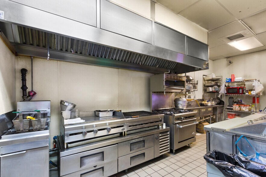 More Photos Of 1709 Saul Kleinfeld Dr, El Paso Bar For Sale