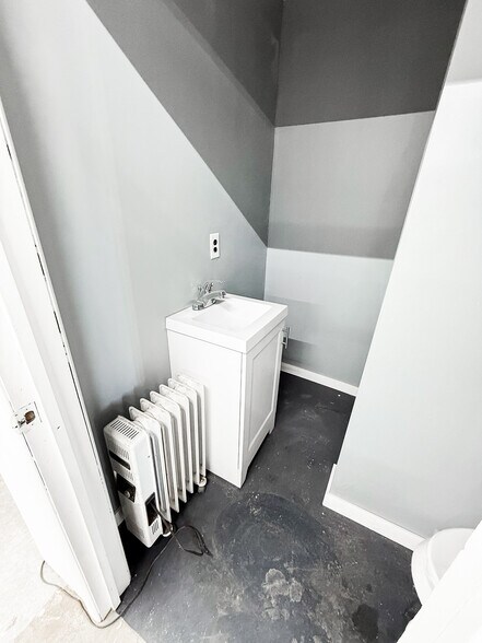 More Photos Of 200 Cooper St, Beverly Distribution For Sale