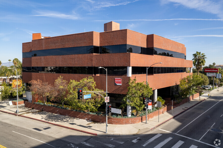 Primary Photo Of 16861 Ventura Blvd, Encino Medical For Lease