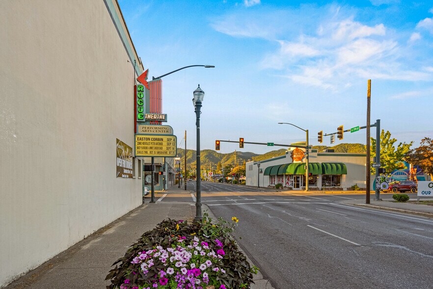 More Photos Of 143 SE H St, Grants Pass Theater Concert Hall For Sale