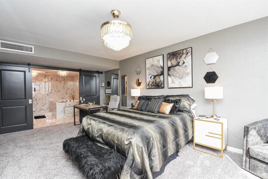 More Photos Of 2016 Main St, Houston Apartments For Sale