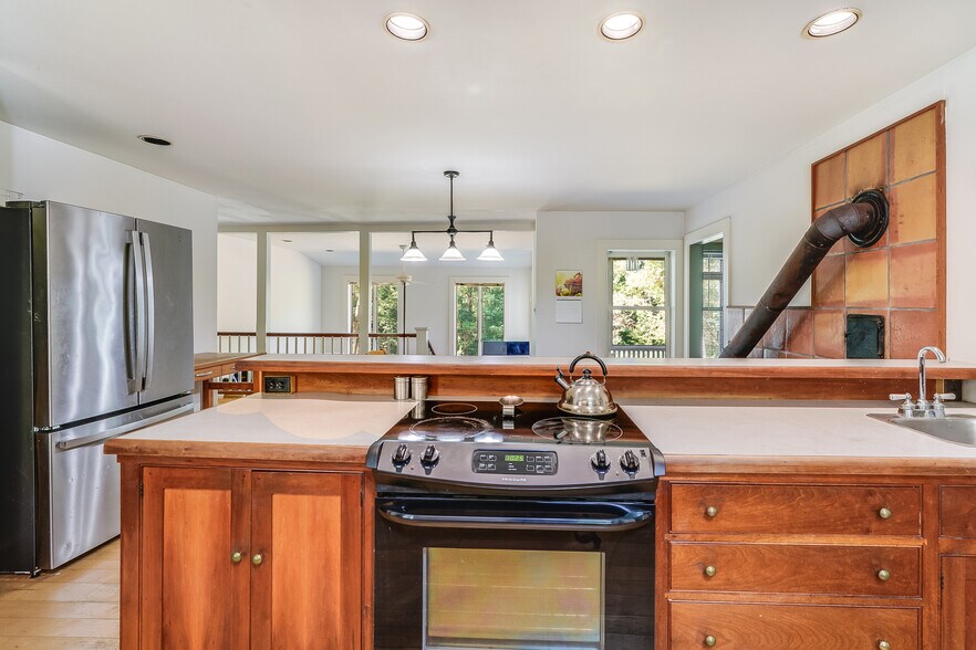 More Photos Of 3 Elm Hill Rd, Peterborough Freestanding For Sale