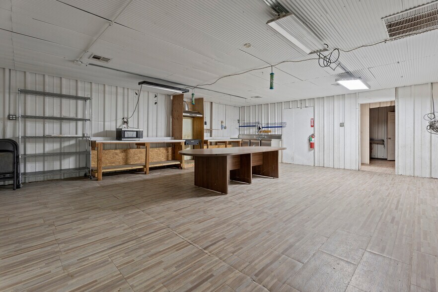 More Photos Of 57530 E Highway 59, Fairland Manufacturing For Sale