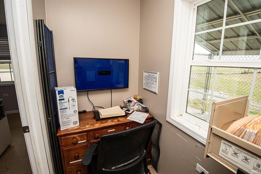 More Photos Of 433 S Hickory Corner Rd, Vincennes Veterinarian Kennel For Sale