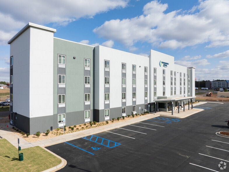 Primary Photo Of 900 Boardroom Dr, Prattville Hotel For Sale