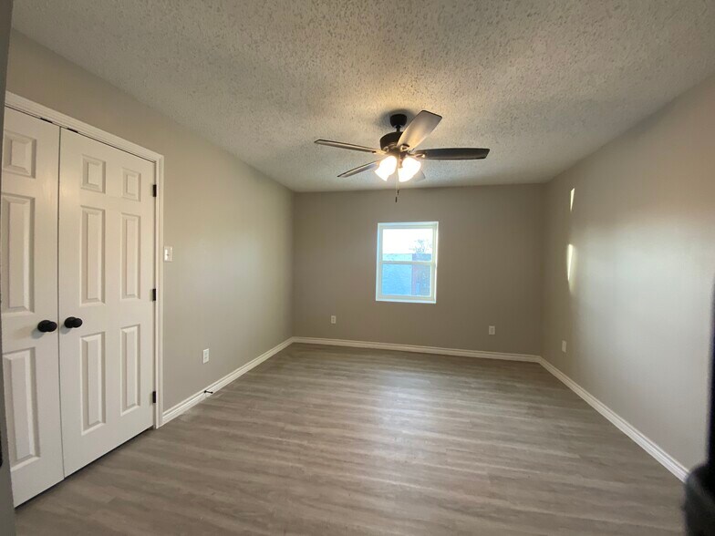 More Photos Of 1173 N Main St, Vidor Office For Lease