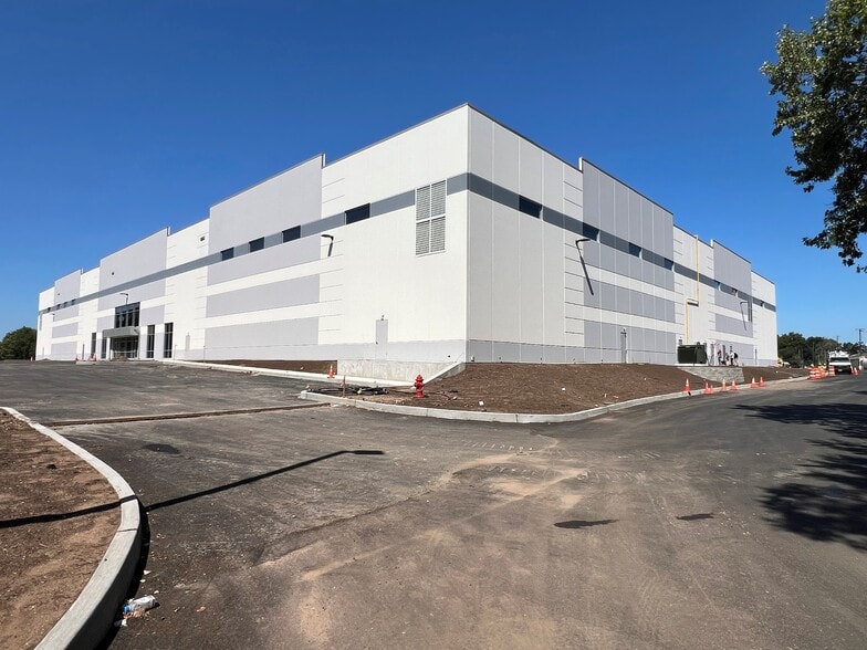 More Photos Of 30 Cross St, Ridgefield Park Distribution For Lease