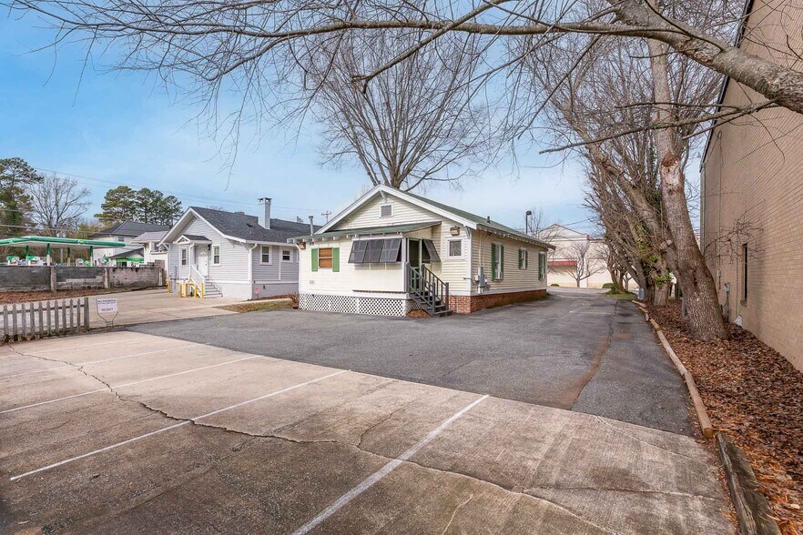 More Photos Of 104 State St, Greensboro Freestanding For Sale