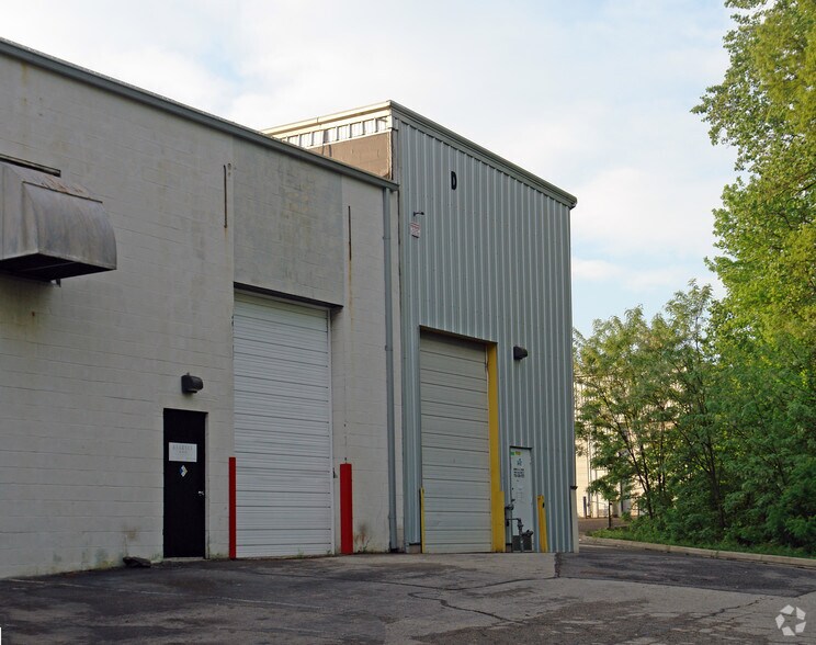 More Photos Of 7906 Hill Park Ct, Lorton Warehouse For Lease