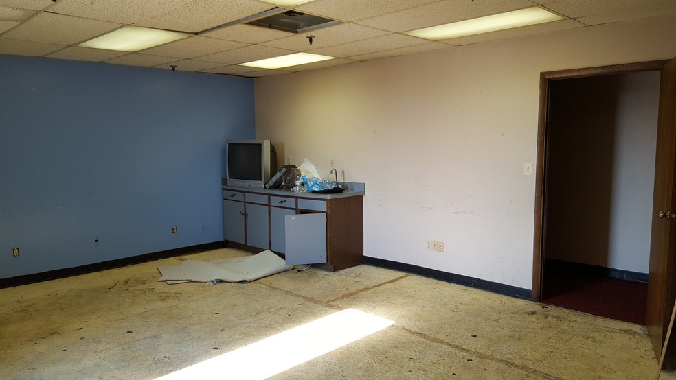 More Photos Of 5075-5095 Westerville Rd, Columbus Warehouse For Lease