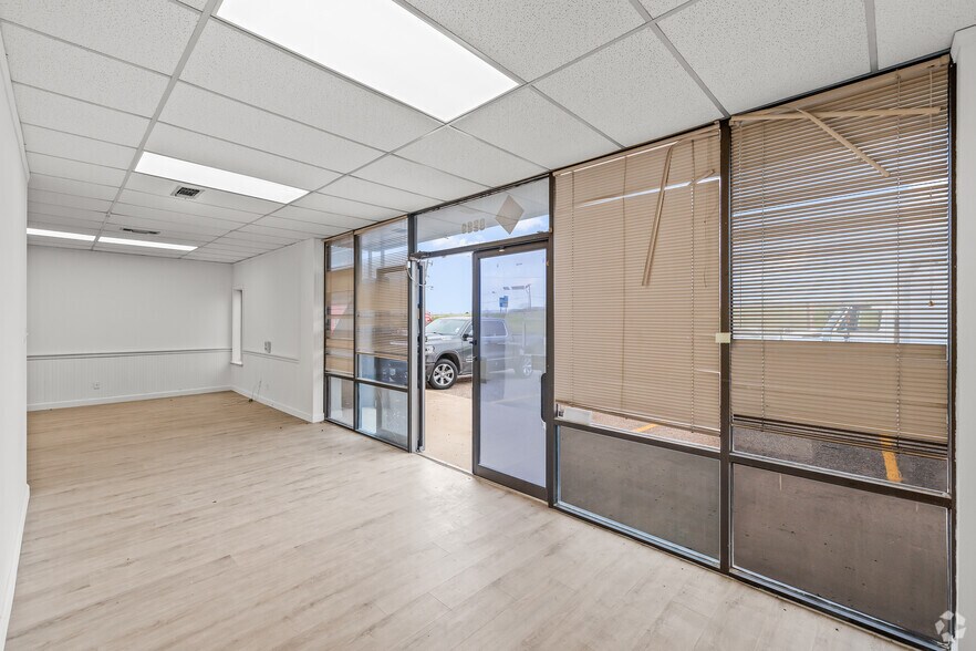 More Photos Of 9727-9733 South Fwy, Fort Worth Warehouse For Lease