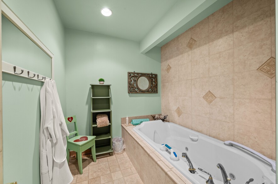 More Photos Of 231 E Buffalo St, New Buffalo Hotel For Sale