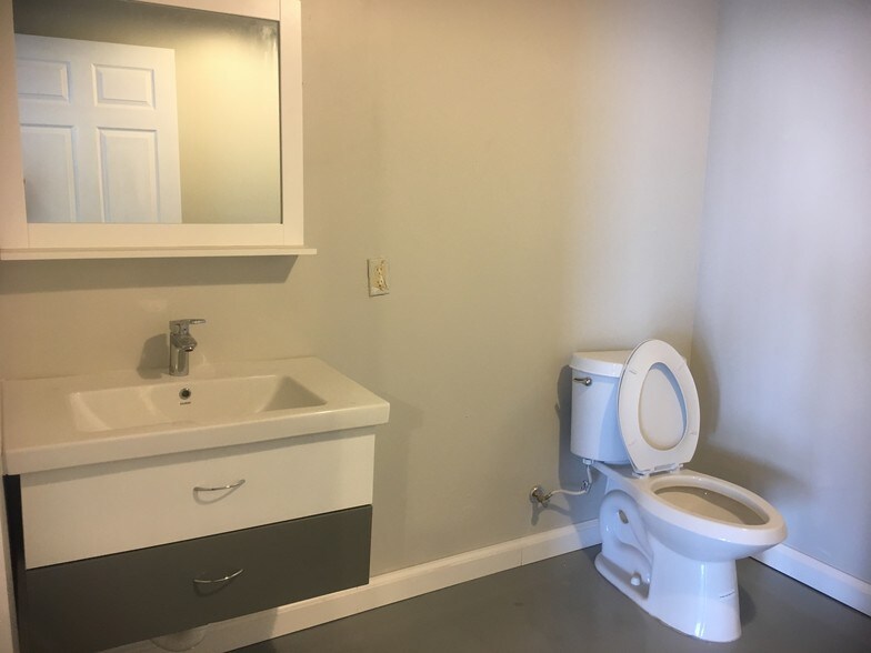 More Photos Of 5306 Middle Fiskville Rd, Austin Showroom For Lease