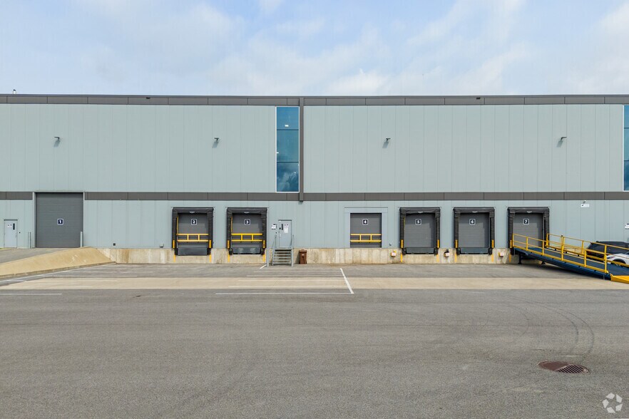 More Photos Of 970-980 Pl Paul-Kane, Laval Warehouse For Lease