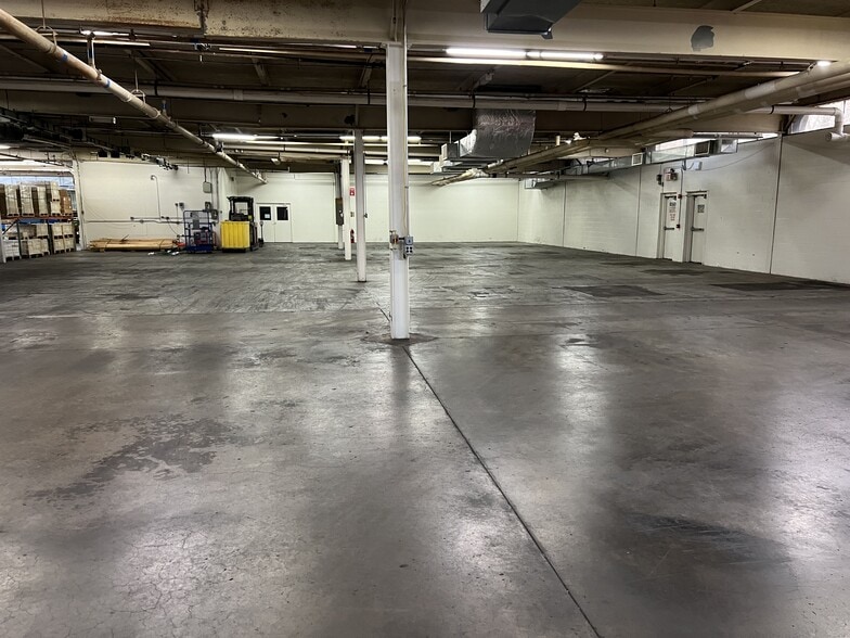 More Photos Of 150 Knotter Dr, Cheshire Manufacturing For Lease