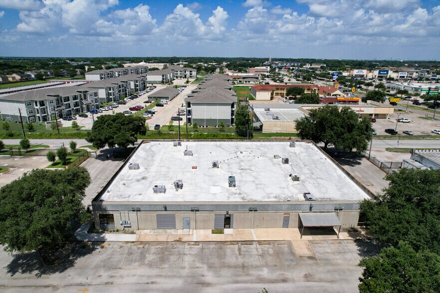 More Photos Of 9809 Rowlett Rd, Houston Showroom For Lease