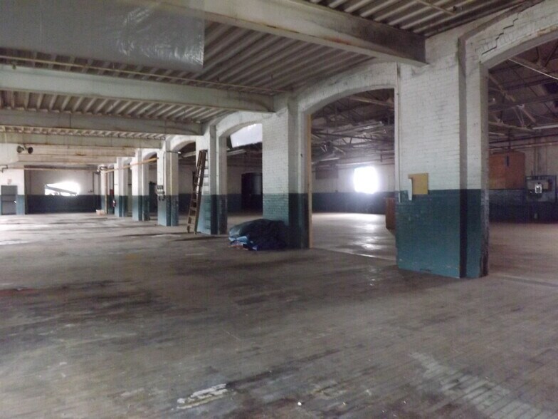 More Photos Of 700 Hepburn St, Milton Showroom For Lease