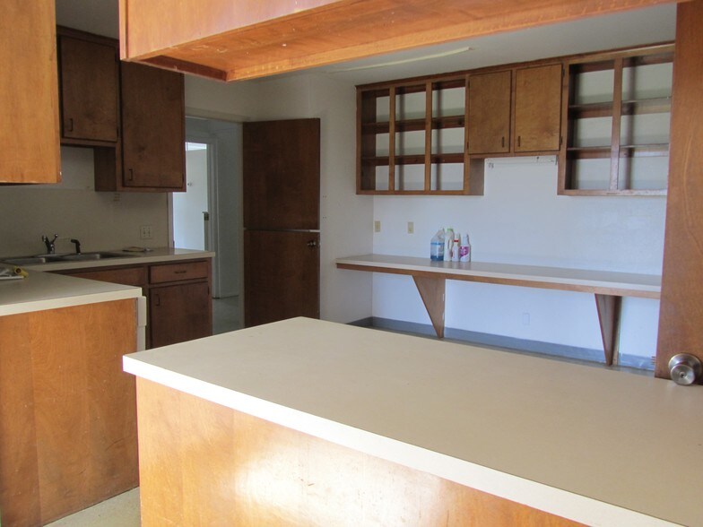 More Photos Of 1205-1211 W Austin St, Port Lavaca Office For Lease