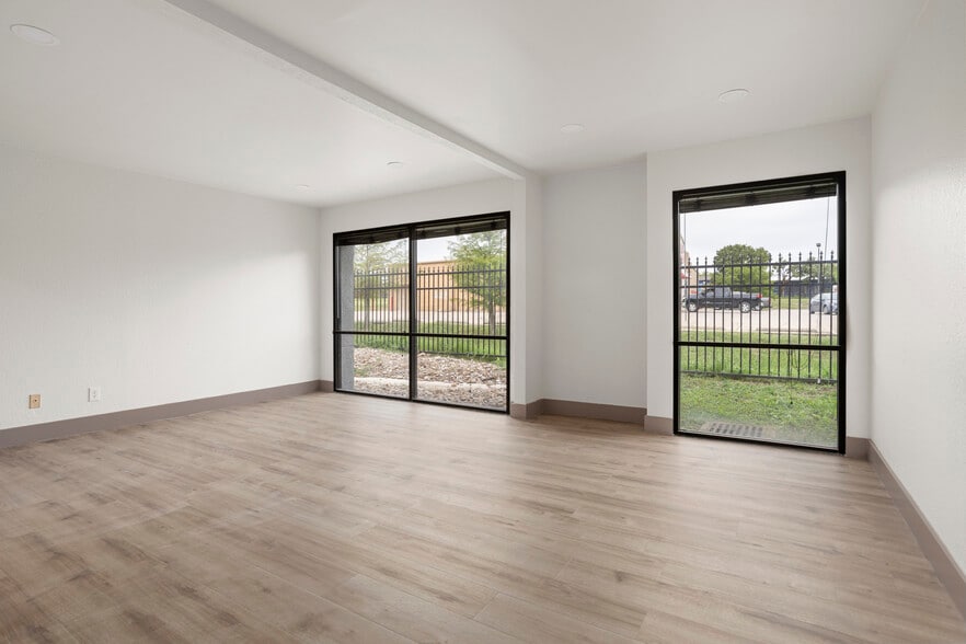 More Photos Of 4734 Benbrook Blvd, Benbrook Unknown For Lease