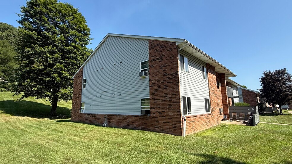 More Photos Of 432 McConnell St, Uhrichsville Apartments For Sale