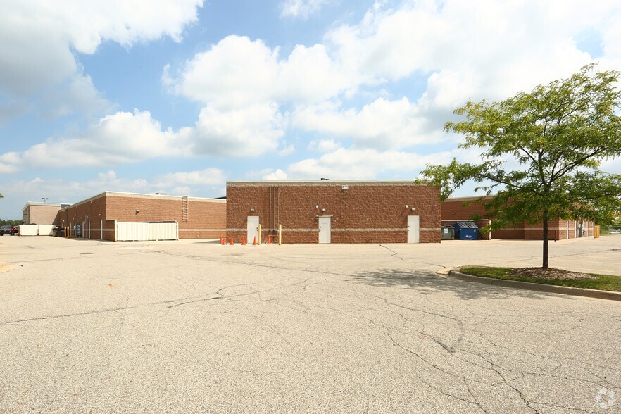 More Photos Of 501-647 N Marketplace Blvd, Lansing Freestanding For Lease