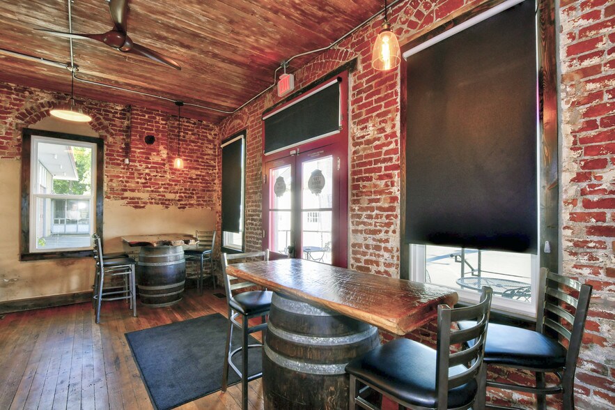 More Photos Of 121 8th St, Colusa Showroom For Sale