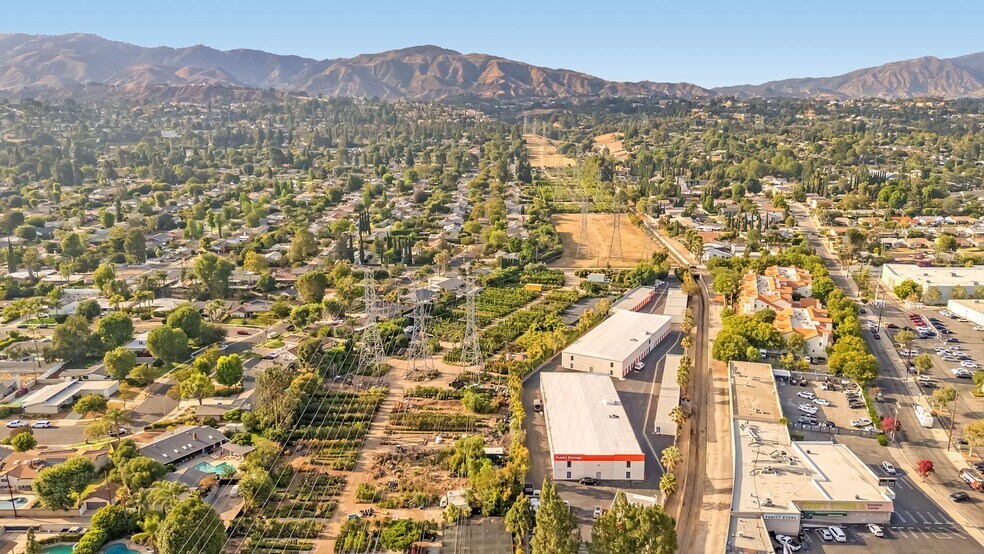 More Photos Of 18175 Chatsworth St, Granada Hills Self Storage For Sale