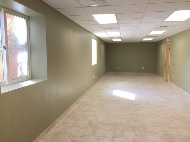 More Photos Of 160-162 Cross St, Winchester Distribution For Lease