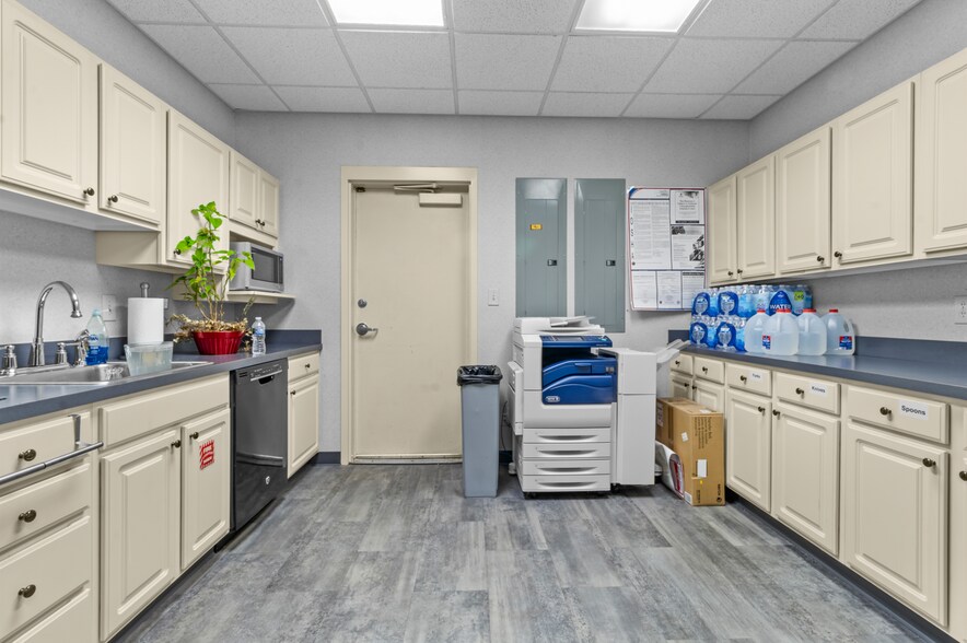 More Photos Of 9963 Crosspoint Blvd, Indianapolis Office For Sale