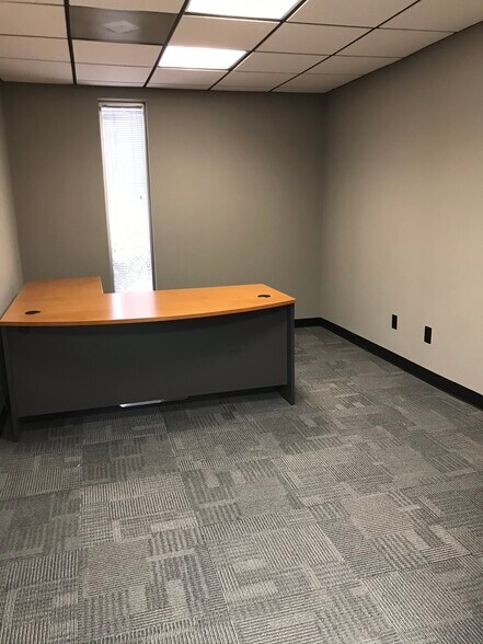 More Photos Of 472 Grimes Blvd, Lexington Warehouse For Lease