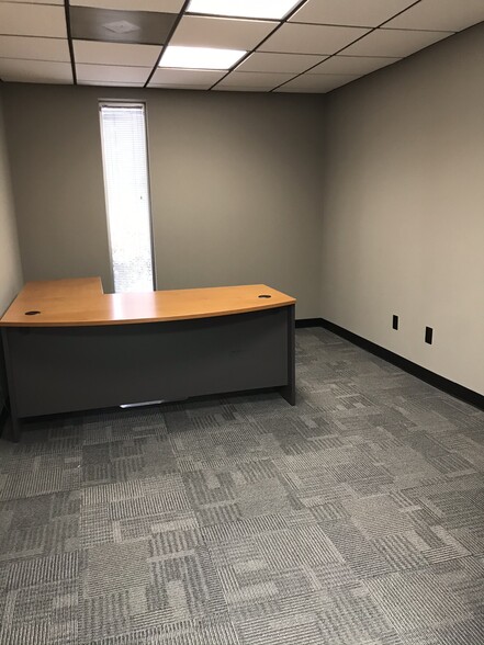 More Photos Of 472 Grimes Blvd, Lexington Warehouse For Lease
