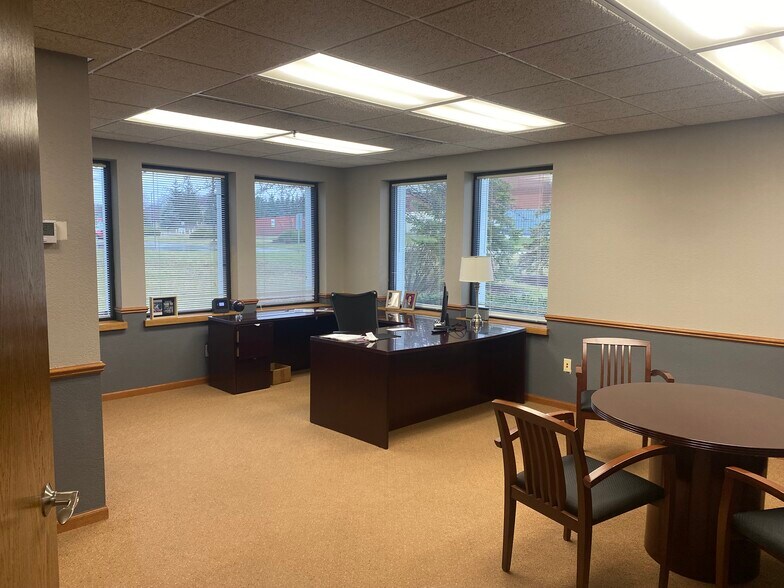 More Photos Of N52W13821 Northpark Dr, Menomonee Falls Warehouse For Lease