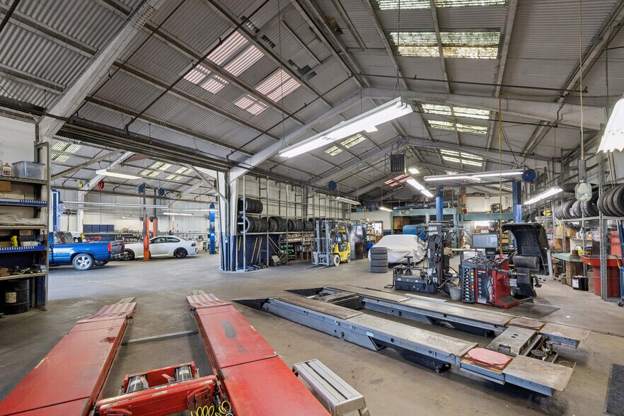 More Photos Of 25 Market St, San Rafael Service For Sale