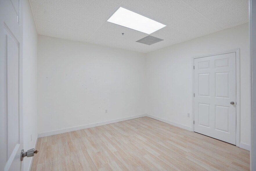 More Photos Of 787 Commerce Dr, Venice Warehouse For Lease