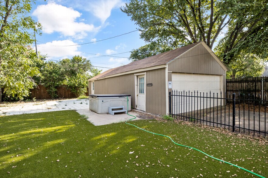 More Photos Of 2701 Benbrook Blvd, Fort Worth Flex For Sale