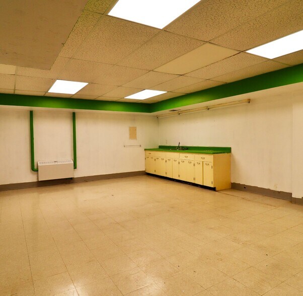 More Photos Of 899 2nd Av E, Owen Sound Bank For Sale