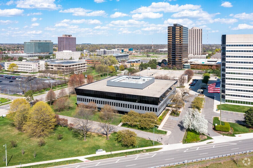 More Photos Of 25900 Northwestern Hwy, Southfield Office For Lease